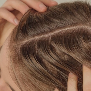 Nahaufnahme: Scheitel, gesunde Kopfhaut